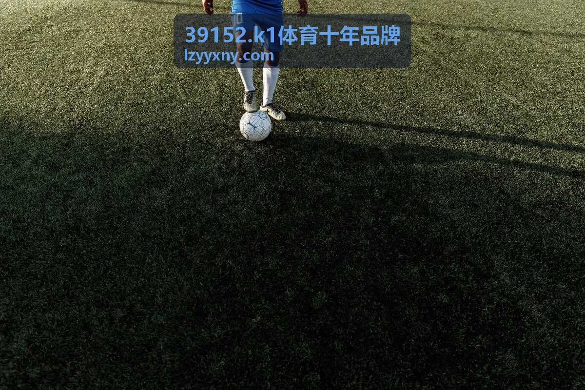 39152.k1体育十年品牌赛事保障团队在比赛场馆调试器材